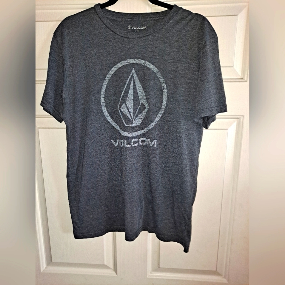 Mens Volcom large tshirt